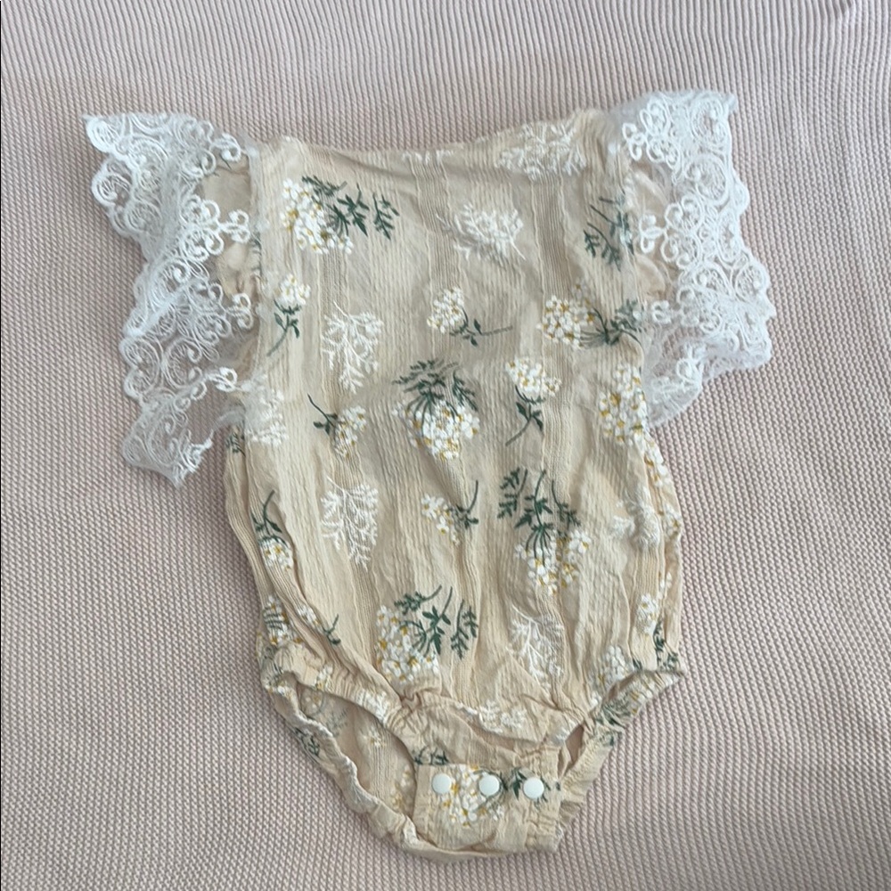 Floral Lace Sleeve Baby Romper - Tan